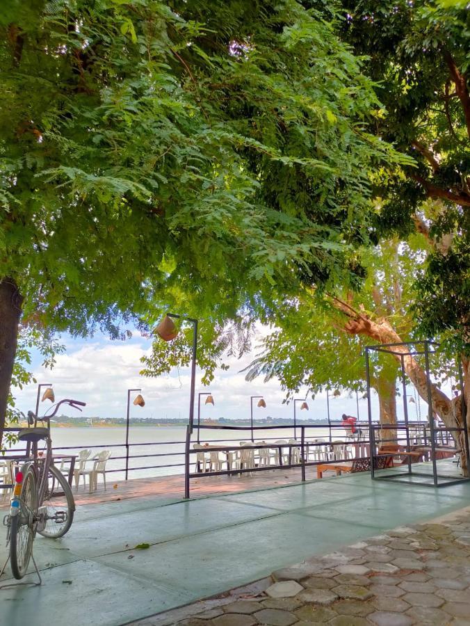 Pilgrim'S Kitchen & Inn Savannakhet Exterior foto